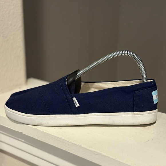 TOMS Classic Canvas Shoes Girls Youth Size 5Y Navy Blue Slip On Casual Shoes - Picture 4 of 9